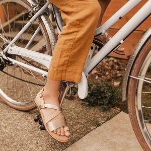 Sorel Ella Crisscross Gold Metallic Strappy Sandals Size 7